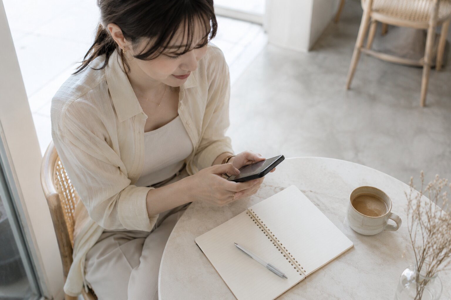 Instagramキャプションの書き方｜2行ルールで最後まで読ませる設計
